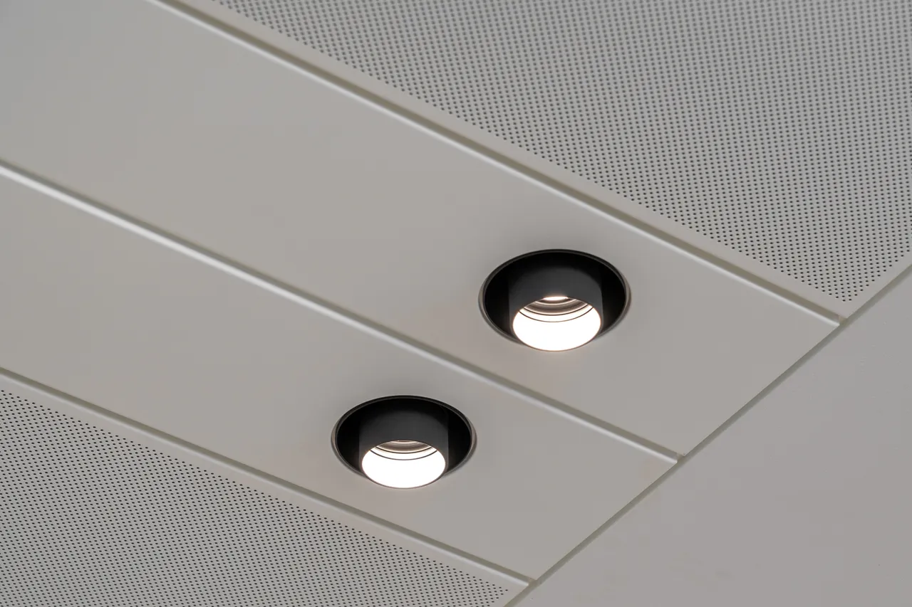 Downlight-uri kreon integrate în tavanul vektron