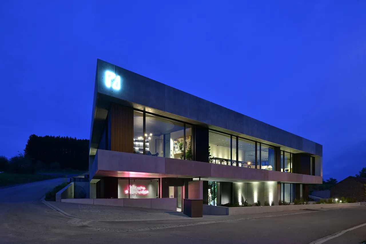Clădirea de birouri Creutz & Partners din Luxemburg, seara, cu interioarele iluminate