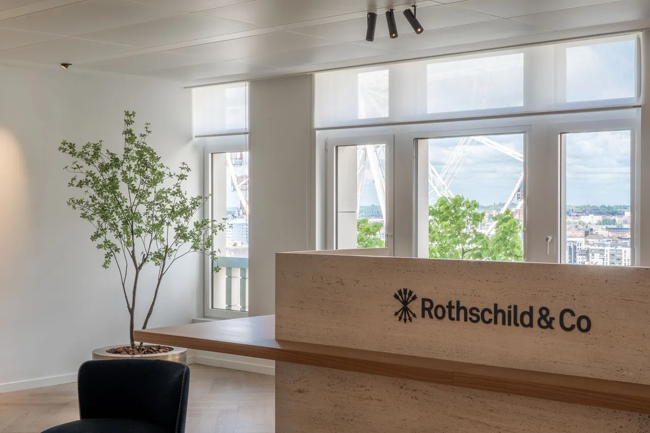Recepția Rothschild & Co din Bruxelles, cu tavan metalic vektron și proiectoare pe șină