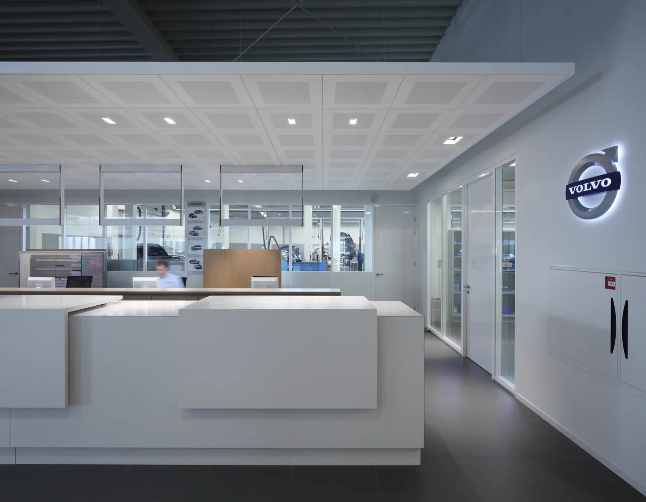 Recepția unui showroom Volvo, cu tavan vektron alb cu relief și downlight-uri integrate
